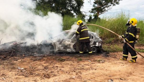Homem incendeia carro avaliado em menos de R$ 5 mil após se revoltar com valor em MT
